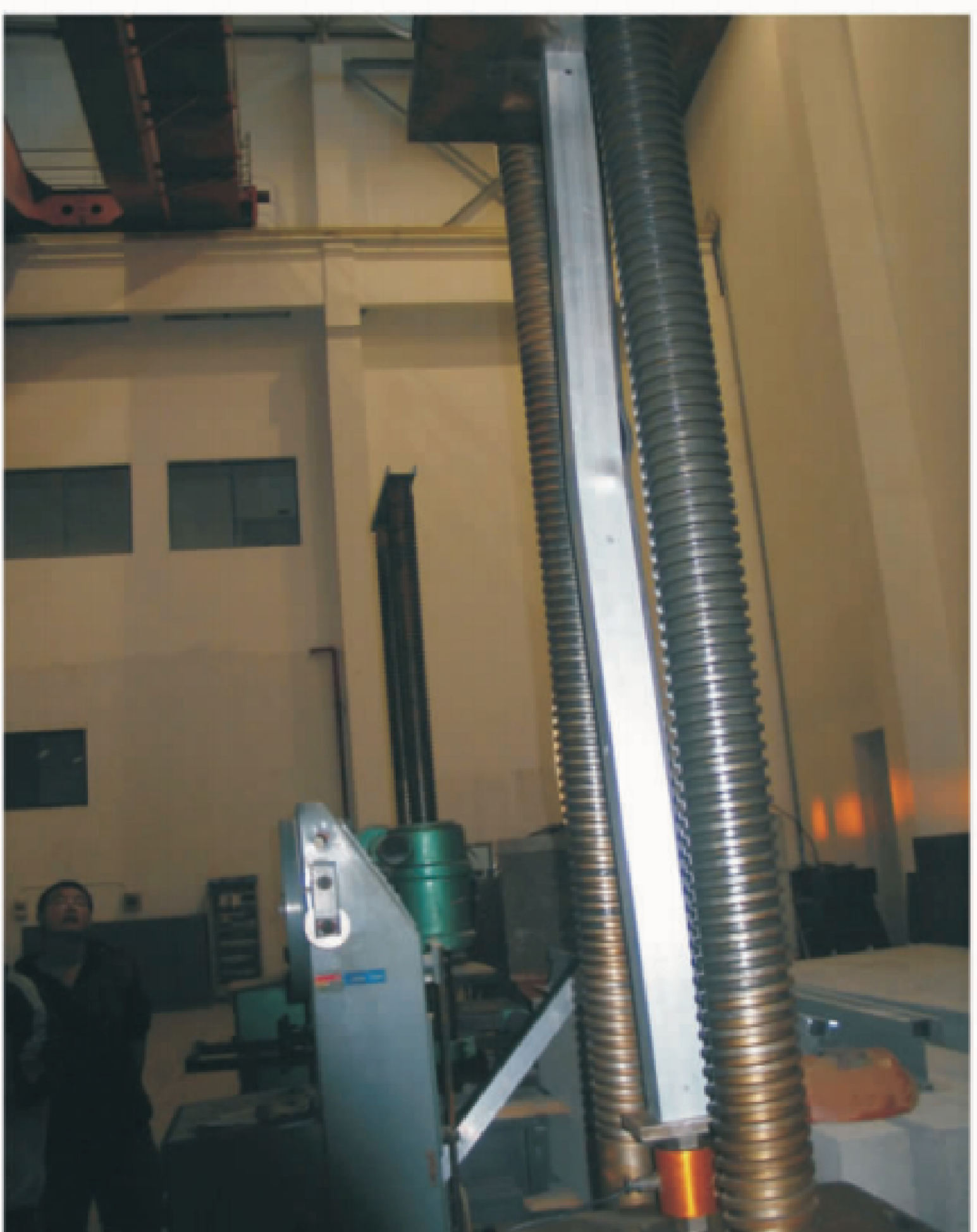 Load test of a 6′1″ aluminum pole, photograph from the company catalogue