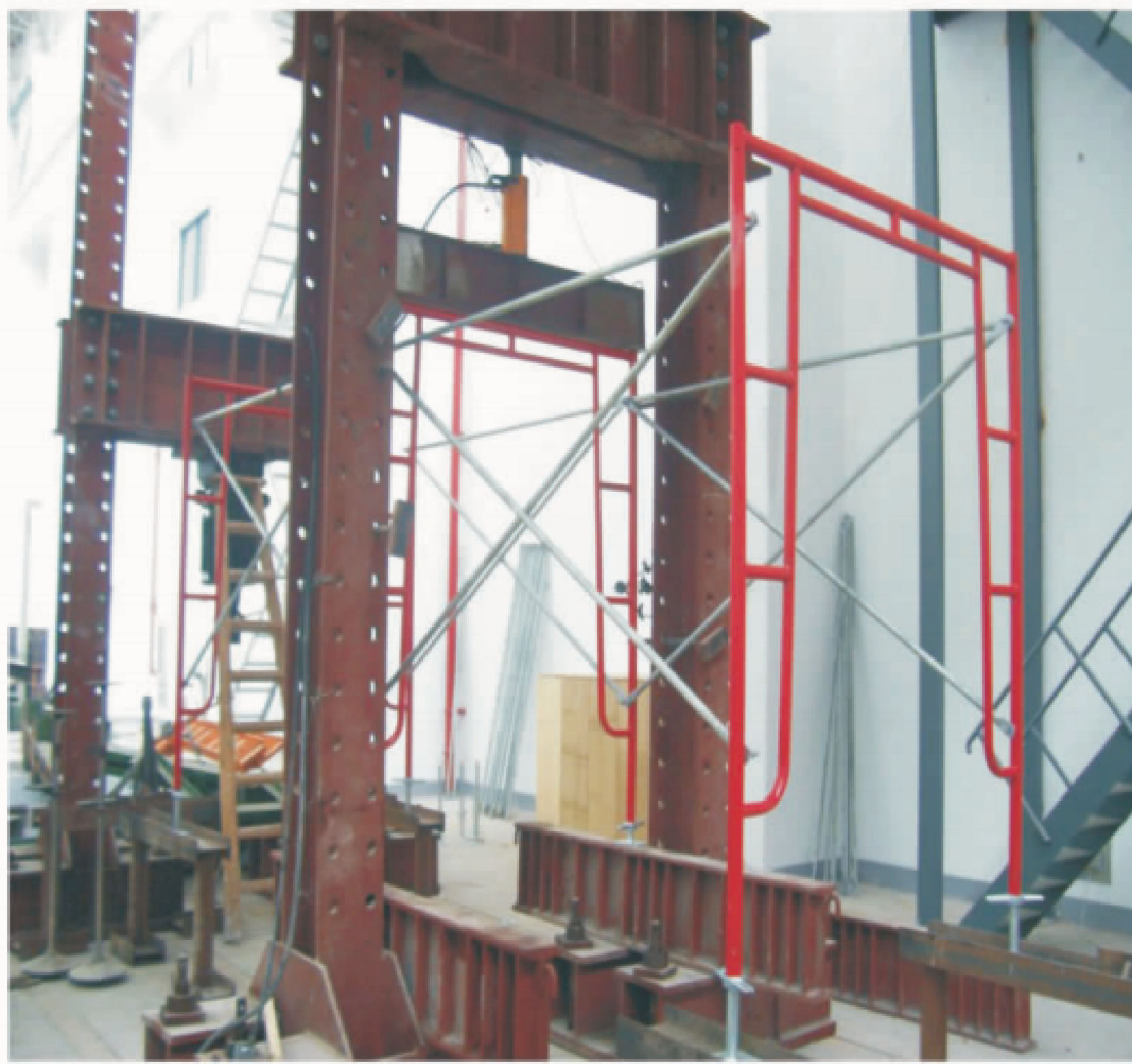 Load test of a 5′ × 6′4″ open frame, photograph from the company catalogue