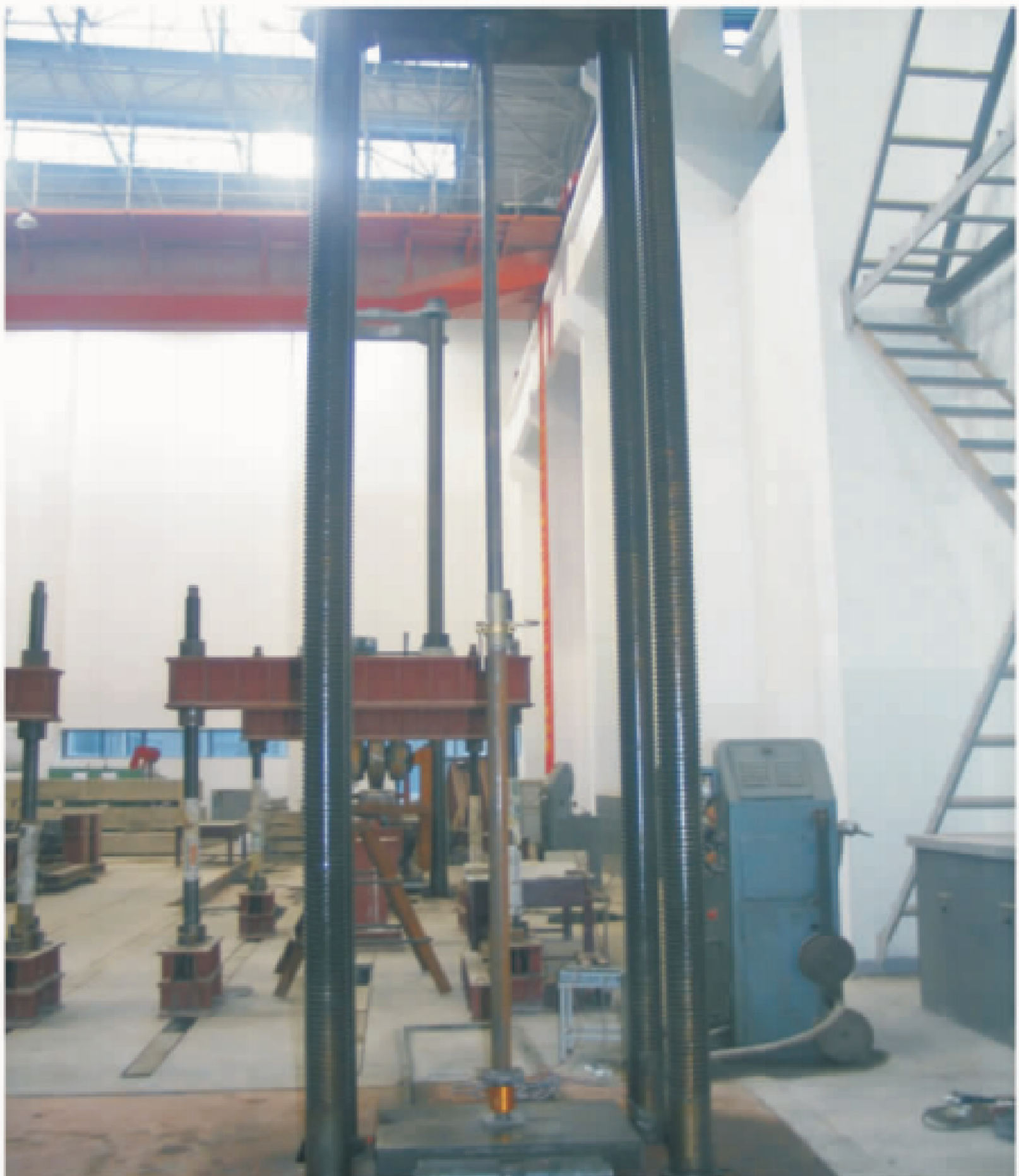 Load test of a PS05 heavy-duty adjustable post shore, photograph from the company catalogue