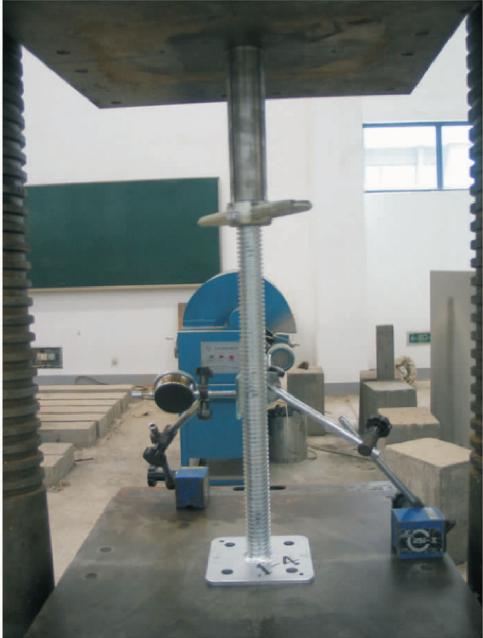 Load test of a 24″ screw jack, photograph from the company catalogue